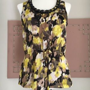 Beautiful blouse looks like new.